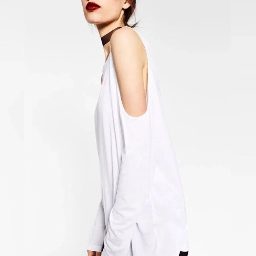 ✨Top With Shoulder Openings✨ - Picture 3 of 4